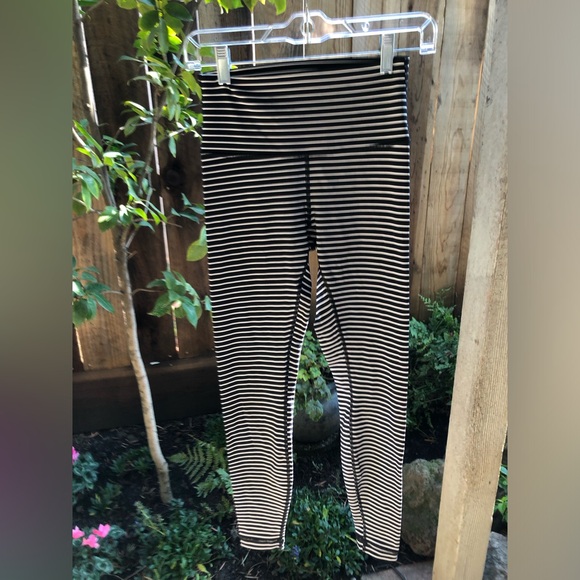 Lululemon Wunder Under Tights High Rise 28” size 6 LIKE NEW! - Picture 3 of 5